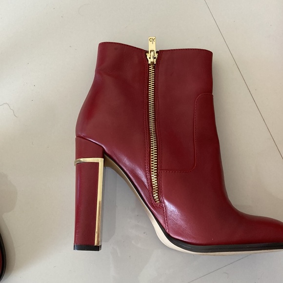 Vintage Calvin Klein Boots. Deep red with gold details..
square heel zippered - Picture 2 of 11